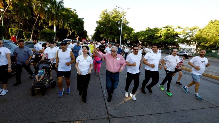 El Gobernador Rubén Rocha Moya encabezó la carrera.