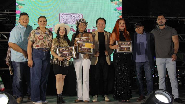 Los primeros lugares del evento reciben sus premios y reconocimientos.