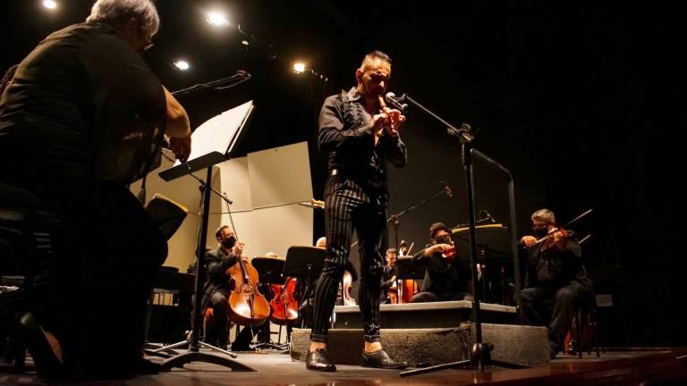El virtuoso flautista mexicano Horacio Franco en su presentación como director huésped y solista.