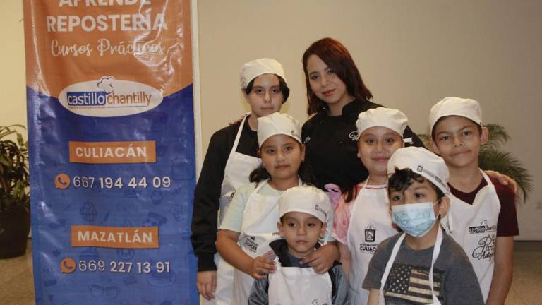 Los alumnos del curso acompañados de la chef Johana Camacho.