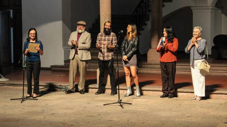 Los artistas Fernando Brito y Carmen Torres acompañados por las autoridades en la inauguración.