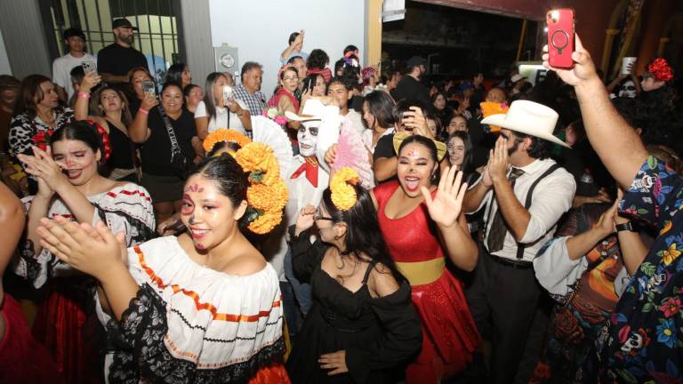 Participantes de todas las edades recorrieron la Plazuela Machado durante la Callejoneada 2025, celebrando el Día de Muertos.