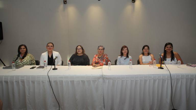 Las escritoras María Félix Raygoza, Flor Estrada, Eli Estolano, Lupita Rojas, Pastora Almanza, Roxana Xamán y Fernanda Sarmiento.