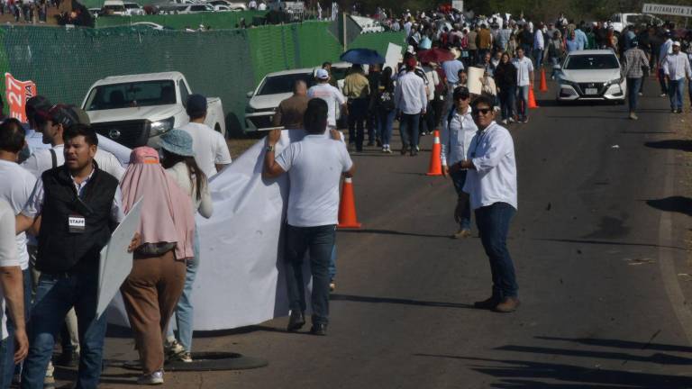 La congestión vehicular obligó a varios asistentes a llegar caminando desde más de un kilómetro de distancia.
