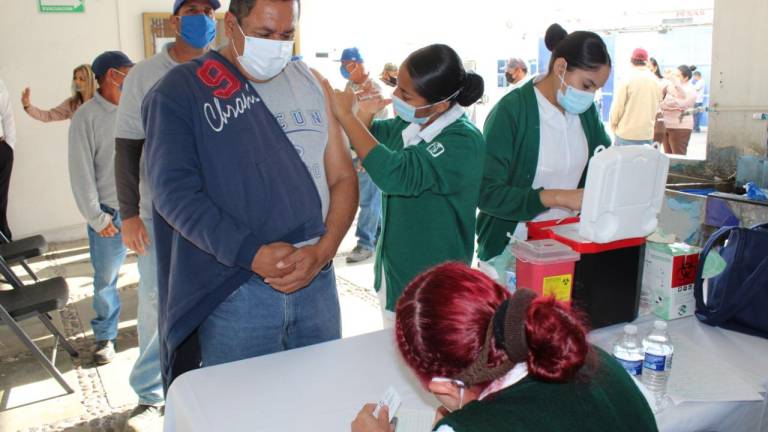 Vacunan a personal de Jumapam... contra la Influenza AH1N1