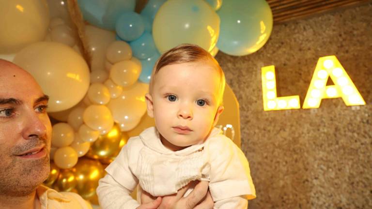 Alexandre Kerleau Cruz recibe su bautizo en la Parroquia San Carlos Borromeo.