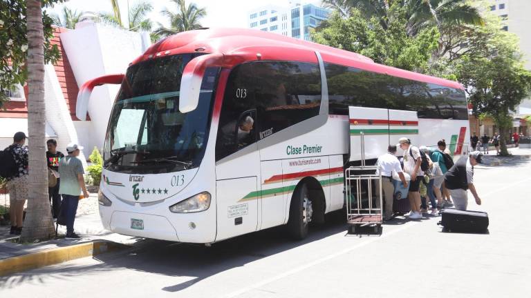 En Zona Dorada se ven camiones descargando maletas de visitantes nacionales.