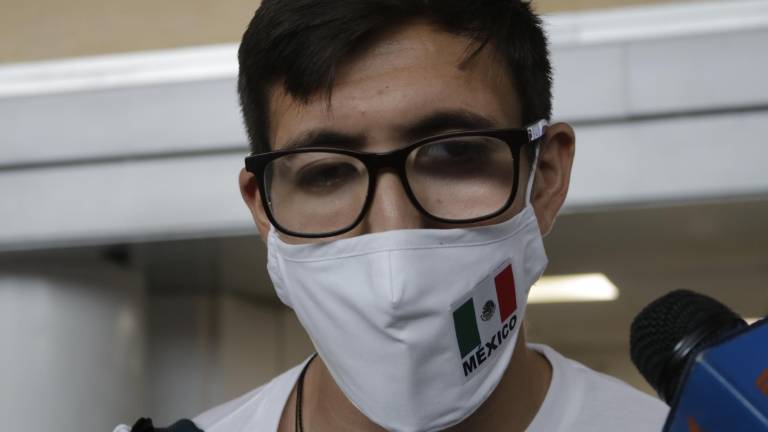 El para atleta sinaloense Jorge Benjamín González Sauceda arriba este martes a Culiacán.