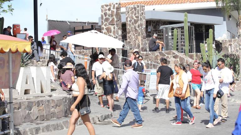 En este inicio de año, el Faro Mazatlán registra decenas de visitantes.