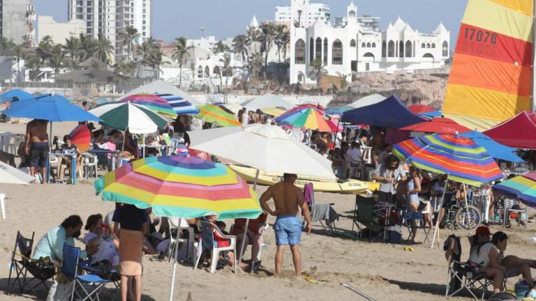 Disfrutan centenares de personas las playas de Mazatlán este lunes de Semana de Pascua