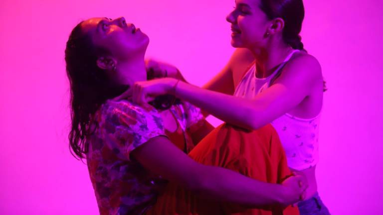 Eria Lozano Najar y Regina Nieto Páez interpretan ‘Cosas que solo los niños ven’, una obra de danza teatro escrita por Andrea Mendoza García.