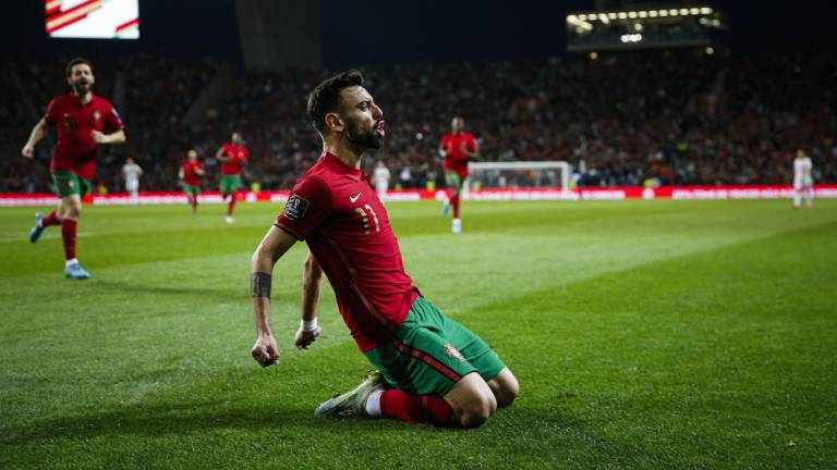 Bruno Fernandes celebra uno de sus dos goles ante Macedonia del Norte, con los que Portugal avanzó a la Copa del Mundo Qatar 2022.