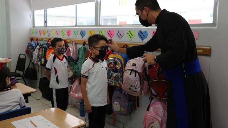Jorge Ledesma colocó la cruz de ceniza a los alumnos.