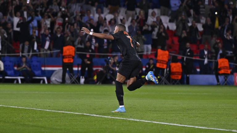Kylian Mbappé celebra su anotación, con la que el PSG abrió el marcador y se encaminó hacia los tres puntos.