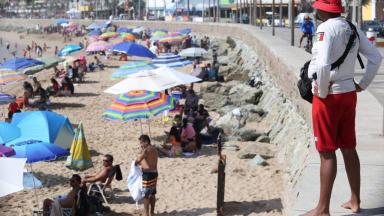 En Mazatlán, cierran playa desde Valentino hasta el Acuario