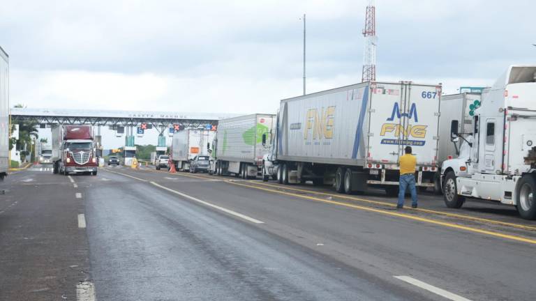 Tal como sucedió en la tarde, la noche de este domingo se reportaron de nuevo cierres en la Autopista Mazatlán-Culiacán.