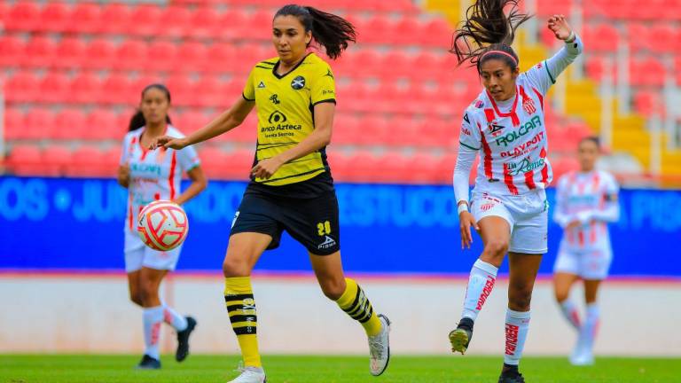 Melissa Sosa busca escapar con la posesión del esférico, por Mazatlán FC Femenil.