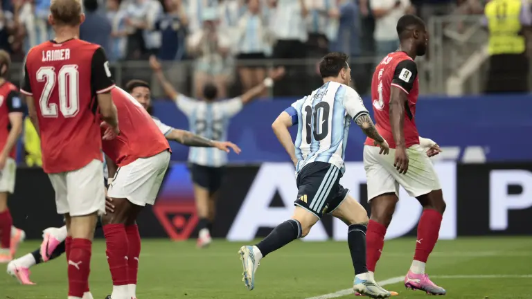 Lionel Messi logró dos goles para dejar atrás la marca del alemán Miroslav Klose y llevar a Argentina a su segunda victoria del Mundial.