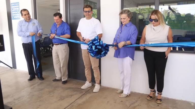 La familia Guzmán Reynaud corta el listón de inauguración del Instituto Mexicano de Alto Aprendizaje, en Mazatlán.