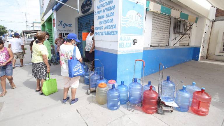 Ante el desabasto de agua potable, la población ha estado comprando garrafones con agua purificada para tomar, bañarse y hasta para el baño.