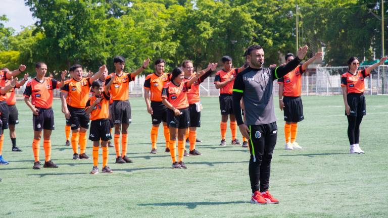 Geovanni Ochoa es el encargado de impartir la capacitación.