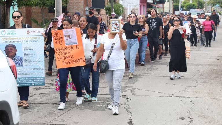 Convocada por el colectivo Orquídeas Moradas, Escuinapa resiste, ayer se llevó a cabo una manifestación para clamar por la paz.