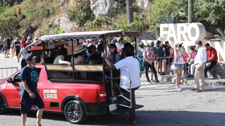 Largas filas de turistas se forman este martes para subir al Faro de Mazatlán.