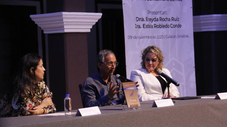 Arturo Santamaría Gómez estuvo acompañado por Eneyda Rocha Ruiz y Estela Robledo Conde.