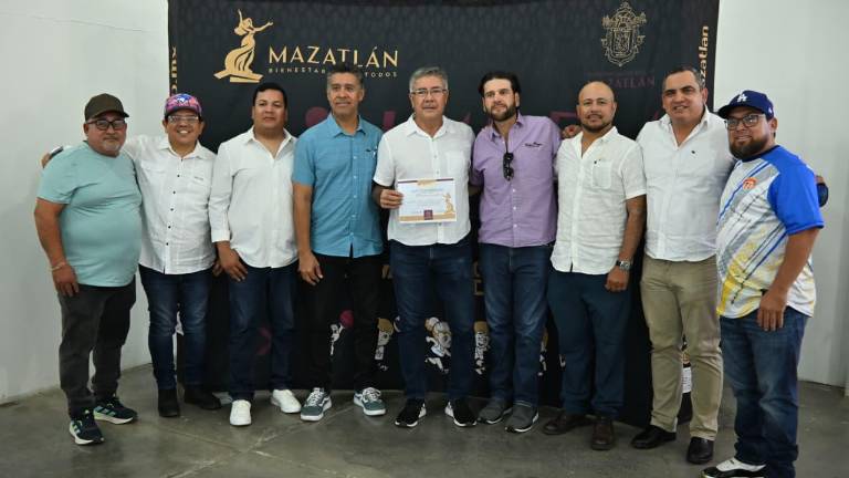 El nuevo Comité Municipal de Beisbol recibe su nombramiento.