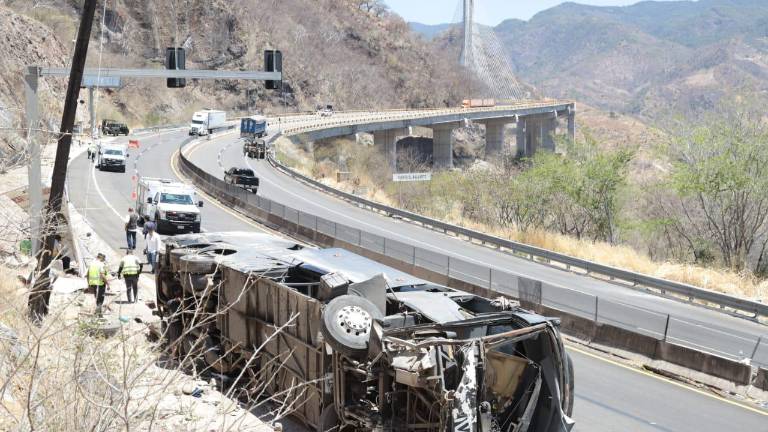 Accidente de autobús grupo musical del exvocalista de La Adictiva, a la altura del kilómetro 158 de la autopista Mazatlán-Durango, cerca del puente Baluarte.
