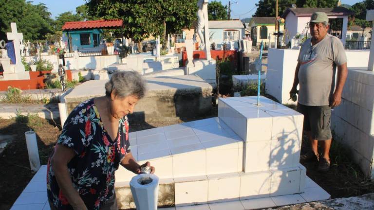 Hildelisa y Miguel Ángel acuden al panteón a limpiar la tumba de su pequeño Miguel Antonio, quien falleció hace 45 años siendo un bebé.