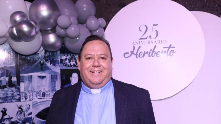 El Padre Heriberto Gastélum festeja sus 25 años de sacerdocio.