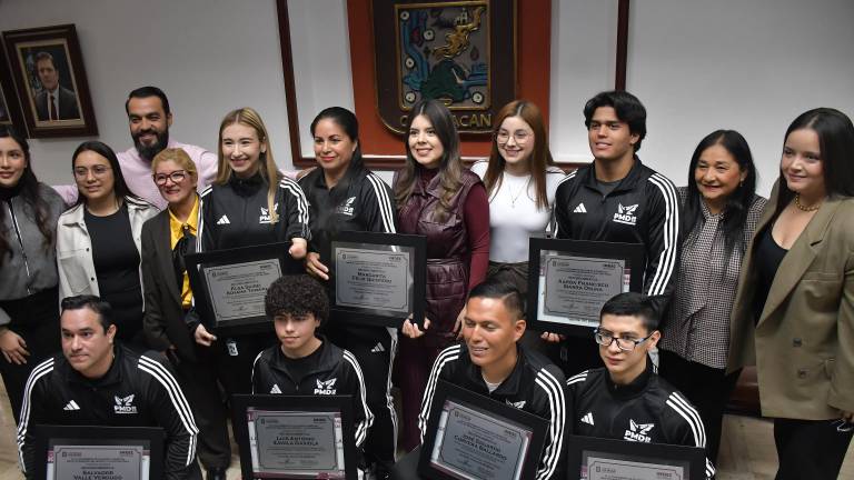 Deportistas y entrenadores sinaloenses son reconocidos por el Ayuntamiento de Culiacán.