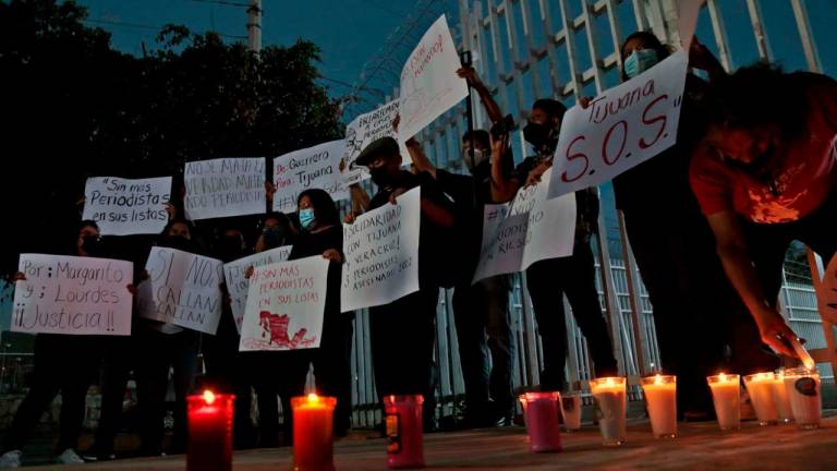 En Chilpancingo, Guerrero, periodistas prendieron velas y exigieron justicia.