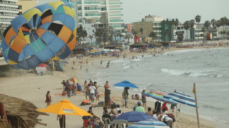 Turistas disfrutaron este sábado de las playas de Mazatlán en el inicio del periodo vacacional, con ambiente tranquilo y clima favorable.