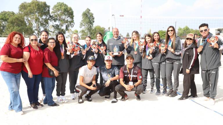 Los voleibolistas sinaloenses presumen sus medallas.