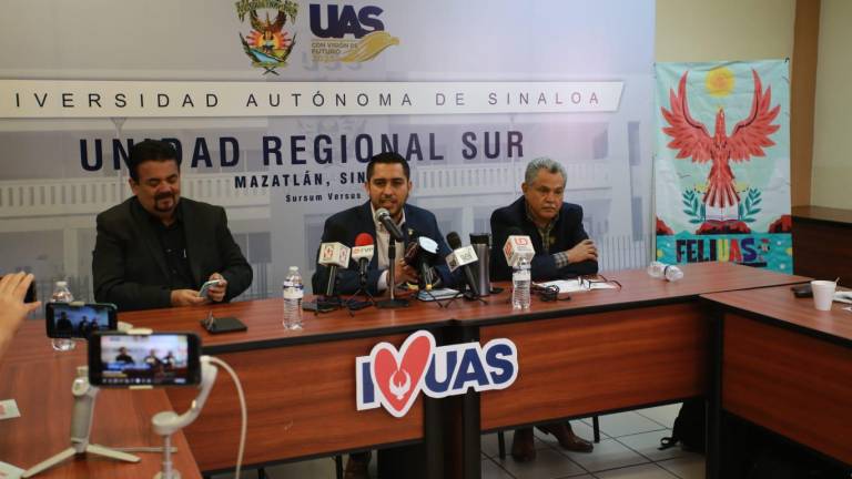 El escritor Juan José Rodríguez, Miguel Iván Tostado Ramírez, vicerrector de la unidad regional sur, y Carlos Ayala, director de editorial UAS, anunciaron la FeliUAS 2023.
