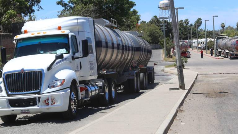 Transportan combustible de Mazatlán a Culiacán ante bloqueo de productores