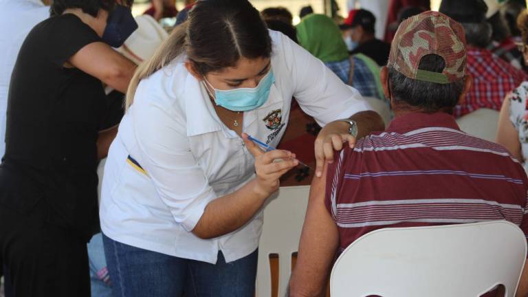 Adultos mayores atienden el llamado y acuden por su vacuna de refuerzo en Guasave