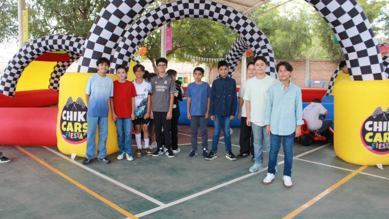 Listos los chicos de primaria para disfrutar de su festejo