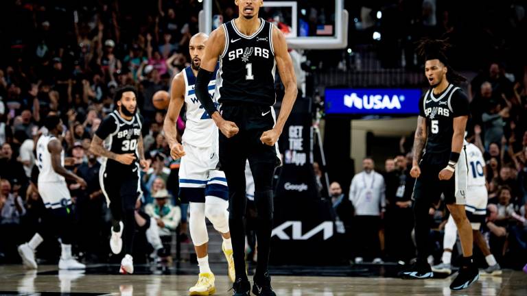 Victor Wembanyama tuvo un regreso espectacular para los Spurs, que se colocaron a un triunfo de avanzar a la final del Oeste.