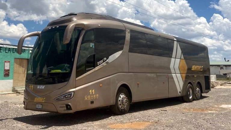 La Fiscalía General del Estado de San Luis Potosí informó el hallazgo de un camión de pasajeros en Galeana, Nuevo León, donde según viajaban los migrantes secuestrados.