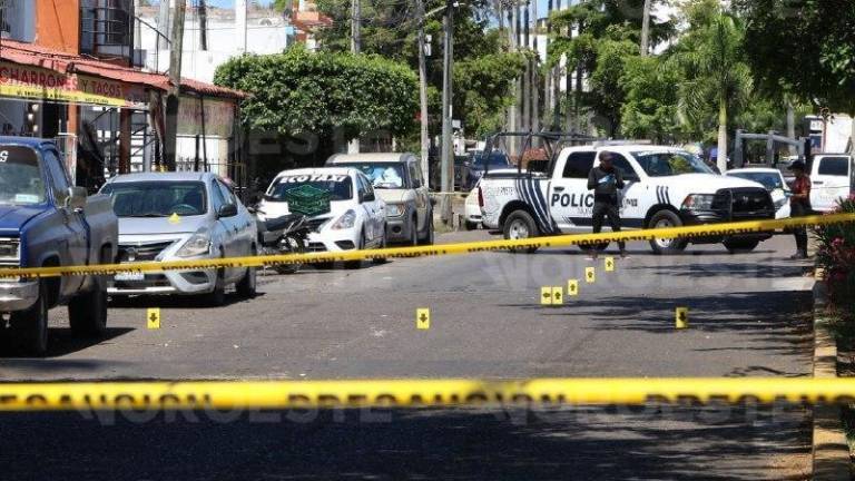 Peritos de la FGE realizan las diligencias de ley en el lugar del ataque armado.