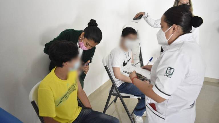 En Culiacán vacunan contra el Covid-19 a 378 adolescentes con comorbilidades