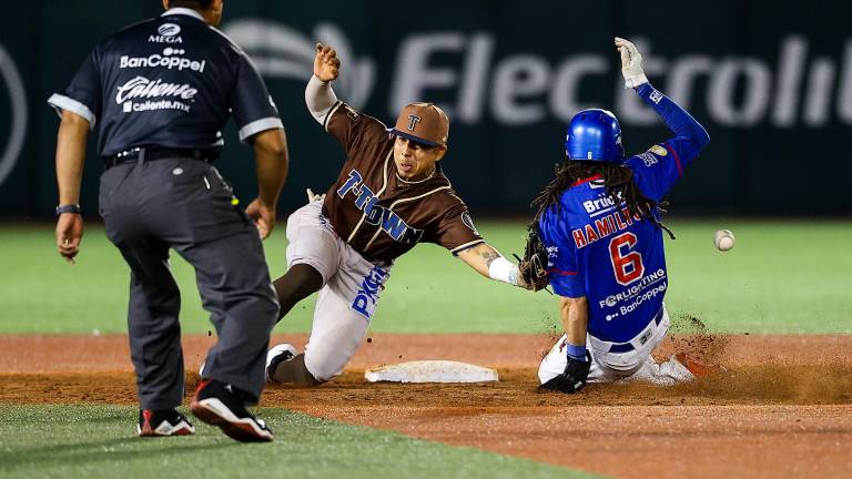 Billy Hamilton logra llegar a salvo a la intermedia.