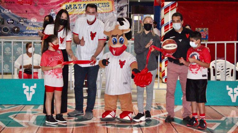 El corte del listón en la inauguración del evento.