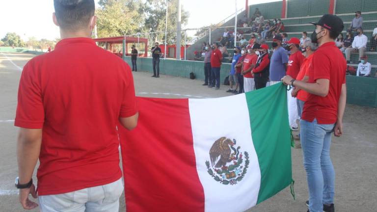 En una ceremonia diferente por la pandemia y respetando la sana distancia, la Liga Mazatlán inauguró su torneo por el 50 aniversario de vida.