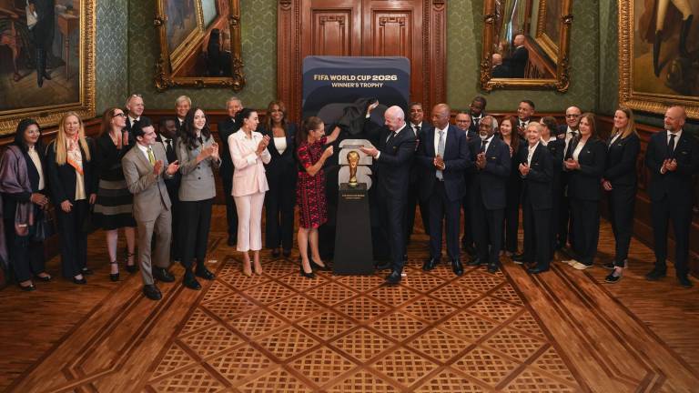 Sheinbaum recibe en Palacio Nacional a presidente de la FIFA.