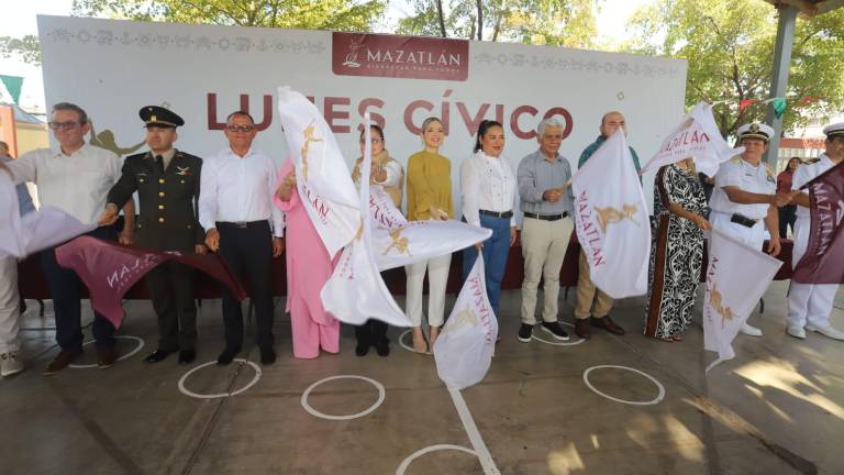 Banderazo de inicio de una barda perimetral en un jardín de niños en Mazatlán.