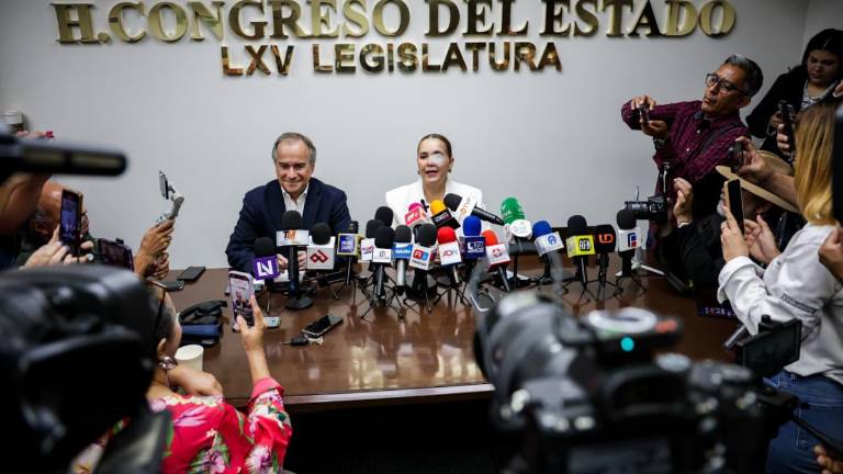 Sergio Esquer Peiro y Elizabeth Montoya Ojeda en conferencia de prensa en el Congreso de Sinaloa.